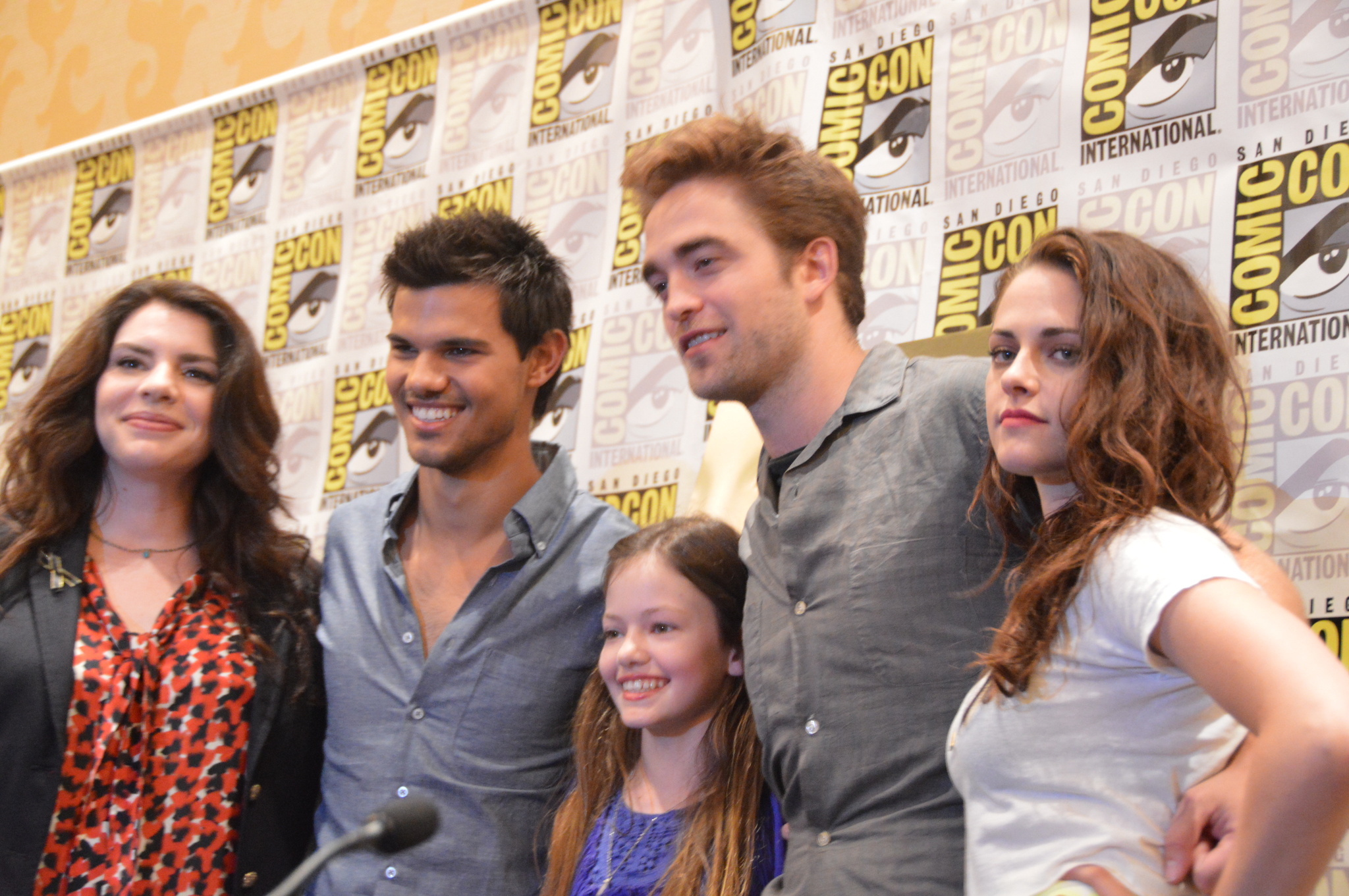 Taylor Lautner, Robert Pattinson, Stephenie Meyer and Mackenzie Foy at event of Brekstanti ausra. 2 dalis (2012)