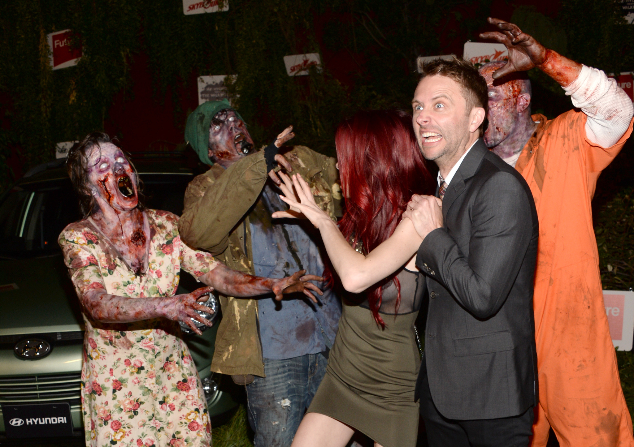 Chris Hardwick and Chloe Dykstra at event of Vaikstantys numireliai (2010)