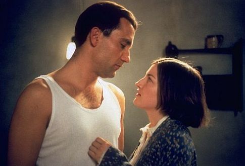Still of Kelly Macdonald and Clive Owen in Gosford Park (2001)
