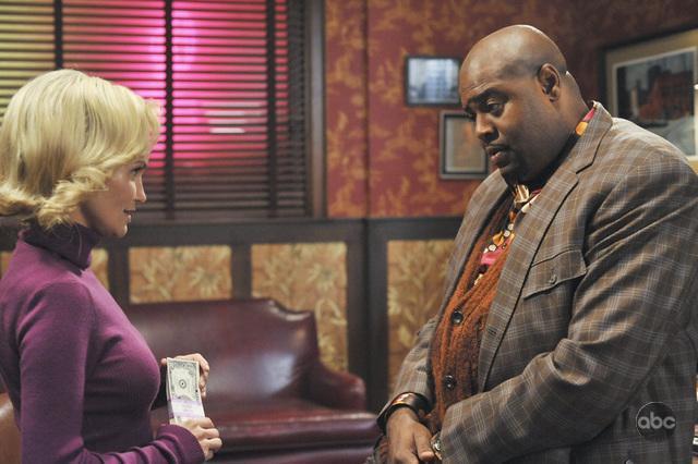 Still of Kristin Chenoweth and Chi McBride in Pushing Daisies (2007)