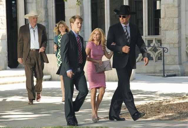 Still of David James Elliott and Kristin Chenoweth in Dievobaimingos kales (2012)