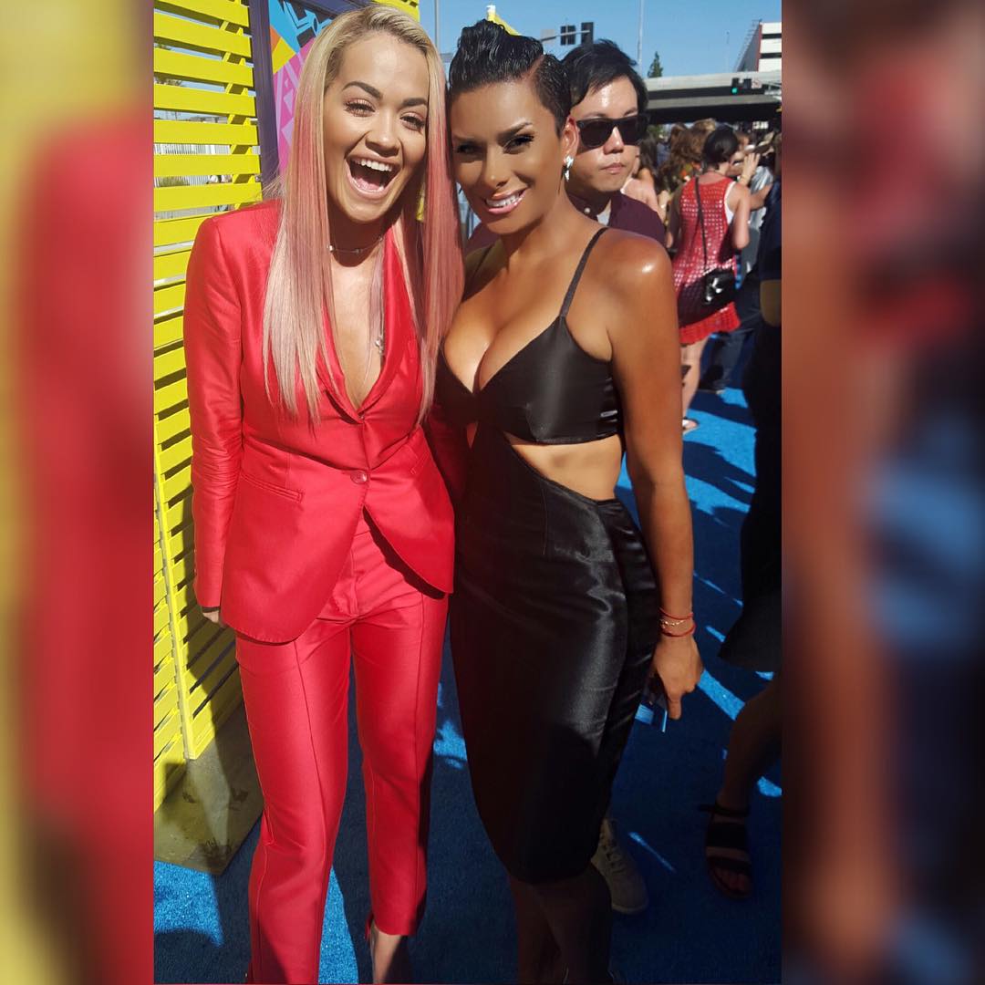 Rita Ora with Laura Govan at the 2015 Teen Choice Awards