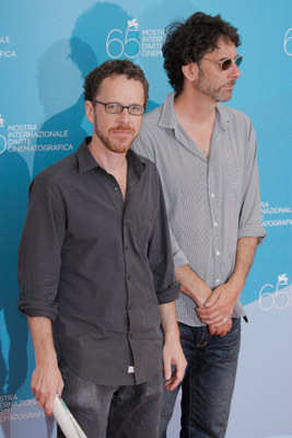 Ethan Coen and Joel Coen at event of Perskaityk ir sudegink (2008)