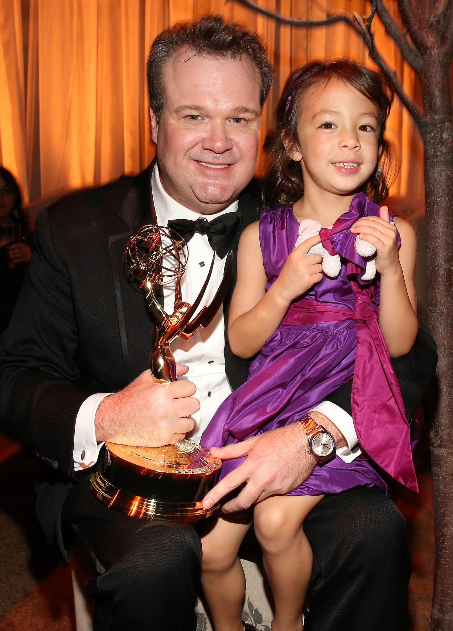 Eric Stonestreet and Aubrey Anderson-Emmons at event of The 64th Primetime Emmy Awards (2012)