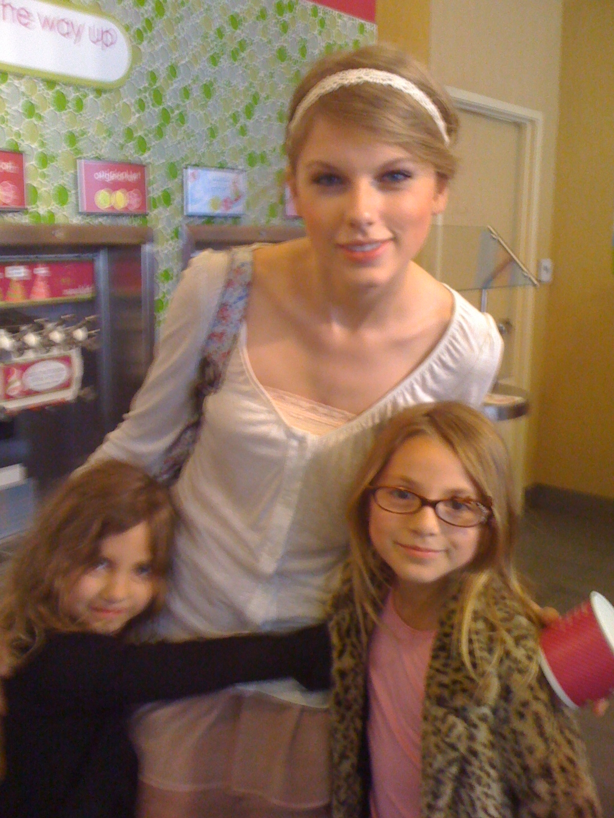 Georgia and her sister Toccoa with Taylor Swift
