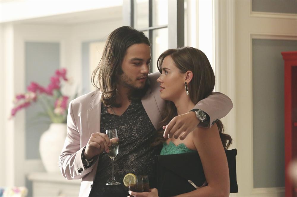 Still of Christa B. Allen and Daniel Zovatto in Kerstas (2011)