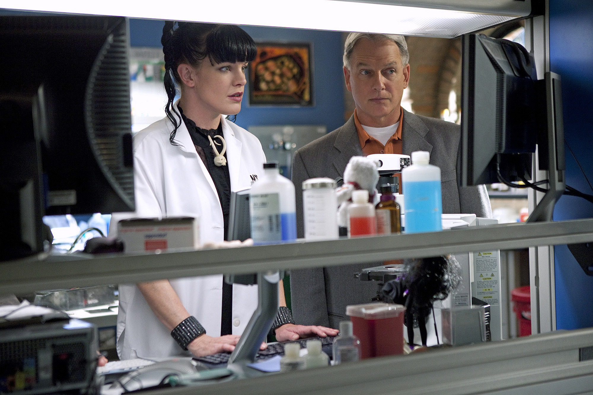 Still of Mark Harmon and Pauley Perrette in NCIS: Naval Criminal Investigative Service (2003)