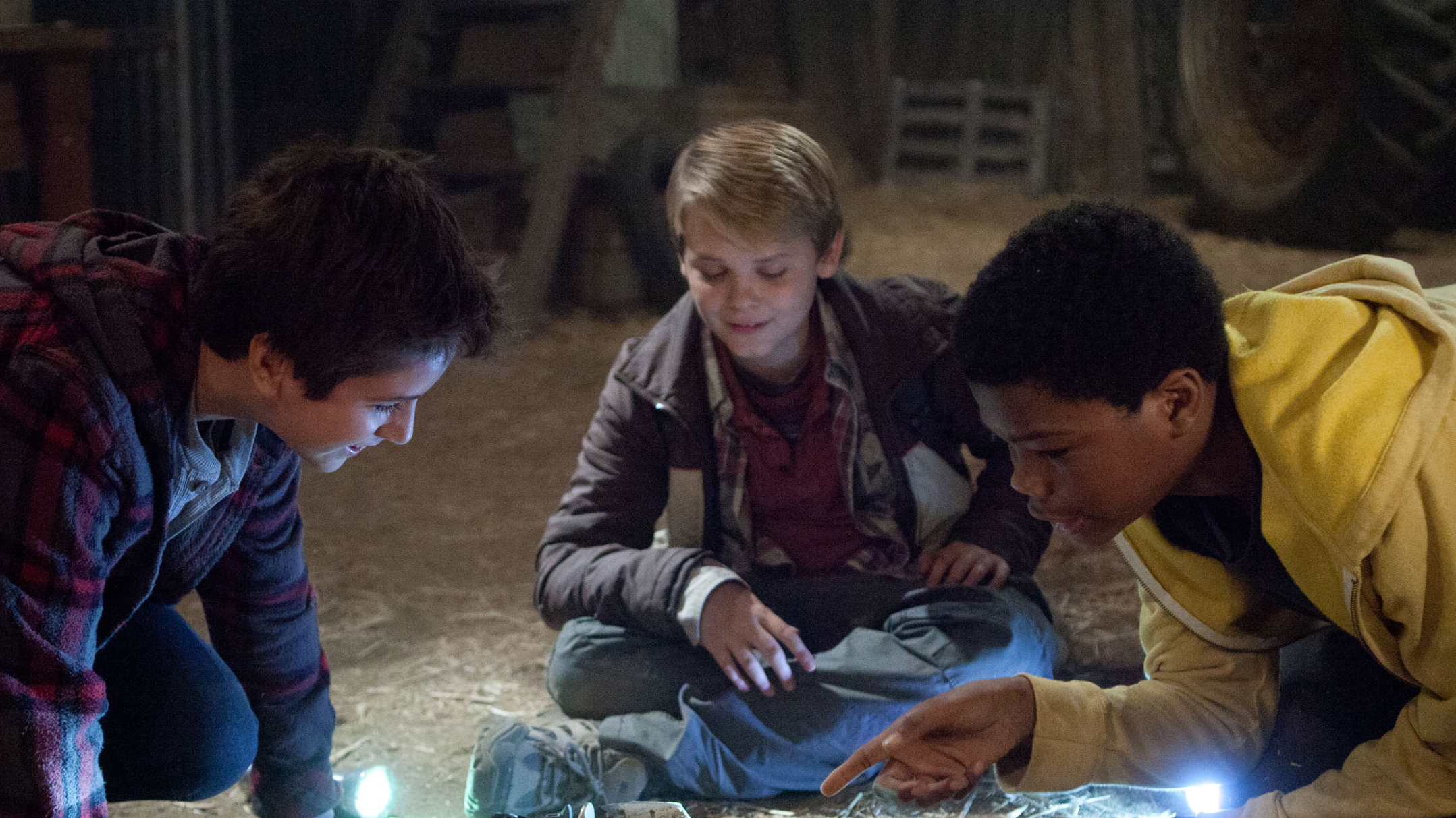 Still of Reese Hartwig, Astro and Teo Halm in Earth to Echo (2014)