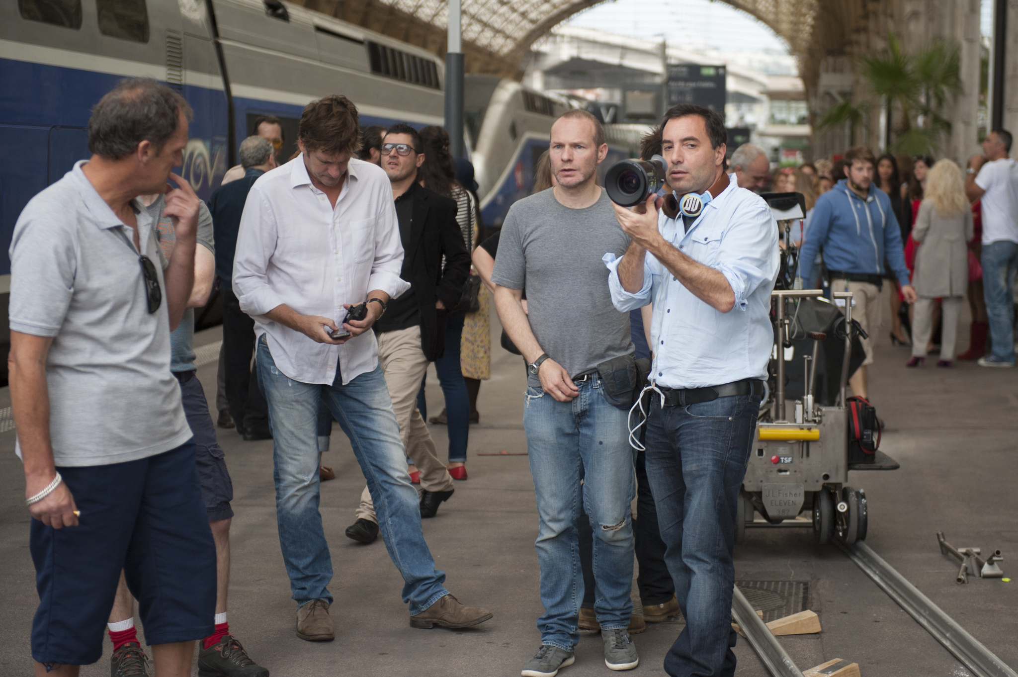 Richard Shepard (right) on the set of DOM HEMINGWAY.