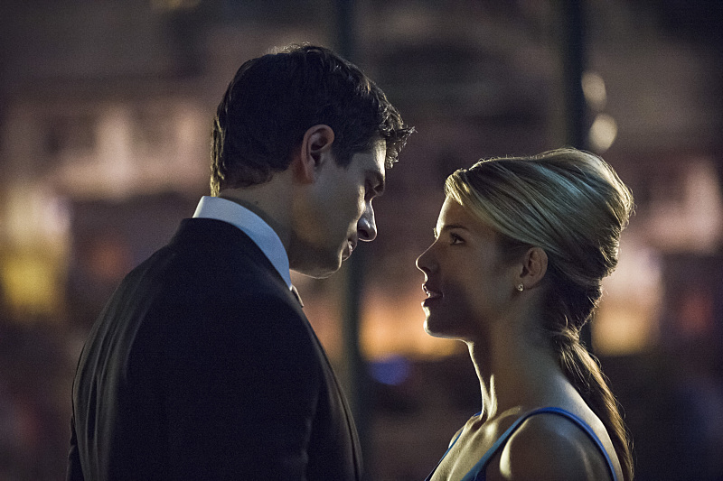 Still of Brandon Routh and Emily Bett Rickards in Strele (2012)