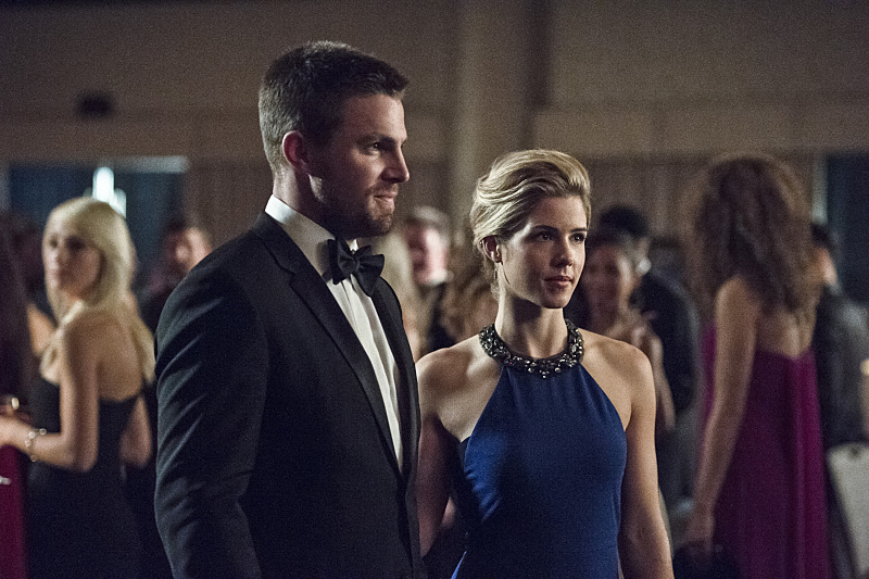 Still of Stephen Amell and Emily Bett Rickards in Strele (2012)