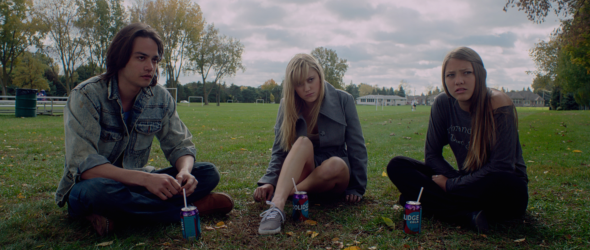 Still of Maika Monroe, Lili Sepe and Daniel Zovatto in It Follows (2014)