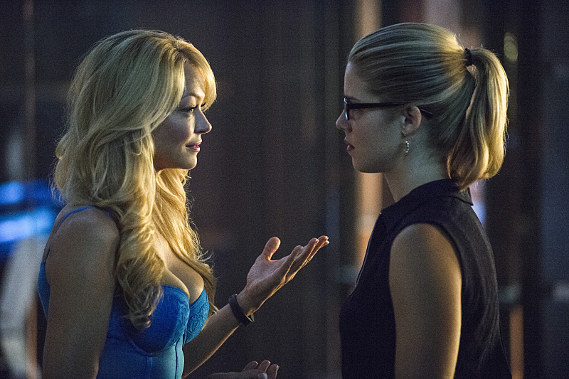 Still of Charlotte Ross and Emily Bett Rickards in Strele (2012)