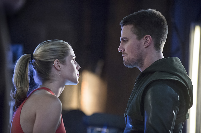 Still of Stephen Amell and Emily Bett Rickards in Strele (2012)