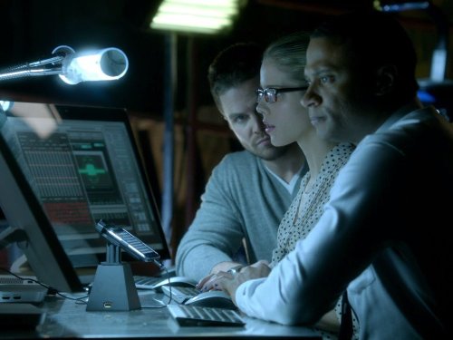 Still of David Ramsey, Stephen Amell and Emily Bett Rickards in Strele (2012)