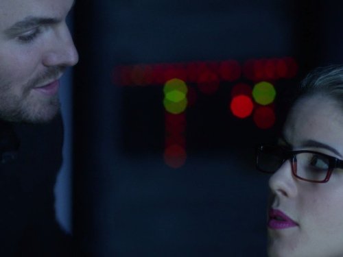 Still of Stephen Amell and Emily Bett Rickards in Strele (2012)