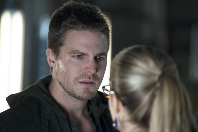 Still of Stephen Amell and Emily Bett Rickards in Strele (2012)