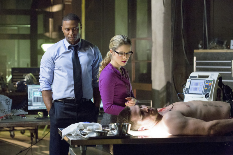 Still of David Ramsey, Stephen Amell and Emily Bett Rickards in Strele (2012)