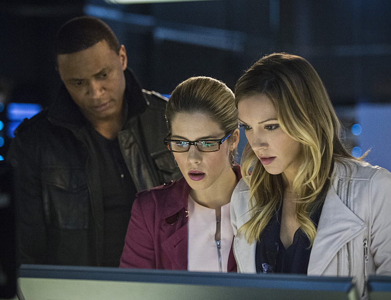 Still of David Ramsey, Katie Cassidy and Emily Bett Rickards in Strele (2012)