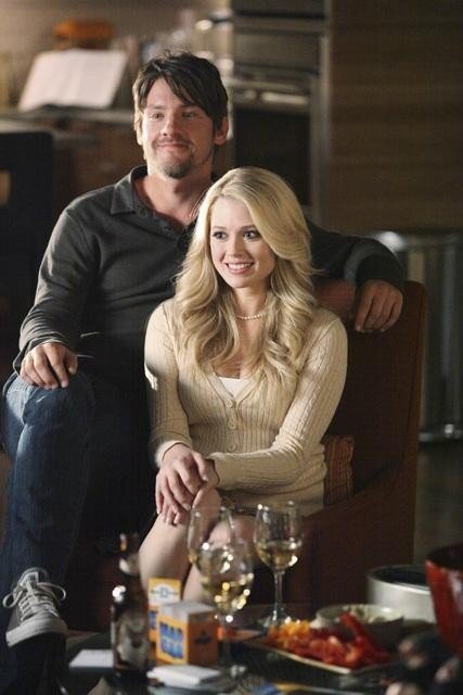 Still of Brooke Newton and Zachary Knighton in Happy Endings