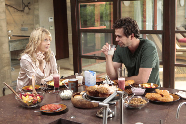 Still of David Walton and Mary Elizabeth Ellis in Perfect Couples (2010)