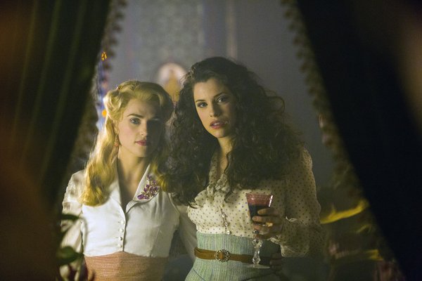 Still of Jessica De Gouw and Katie McGrath in Dracula (2013)