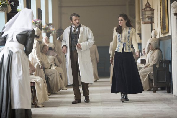 Still of Anthony Calf and Jessica De Gouw in Dracula (2013)