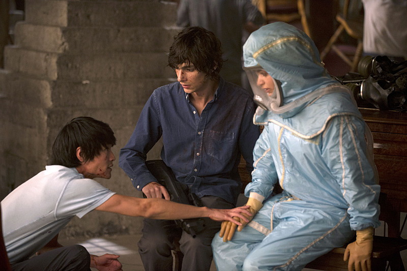 Still of Christopher Larkin, Devon Bostick and Eve Harlow in The 100 (2014)