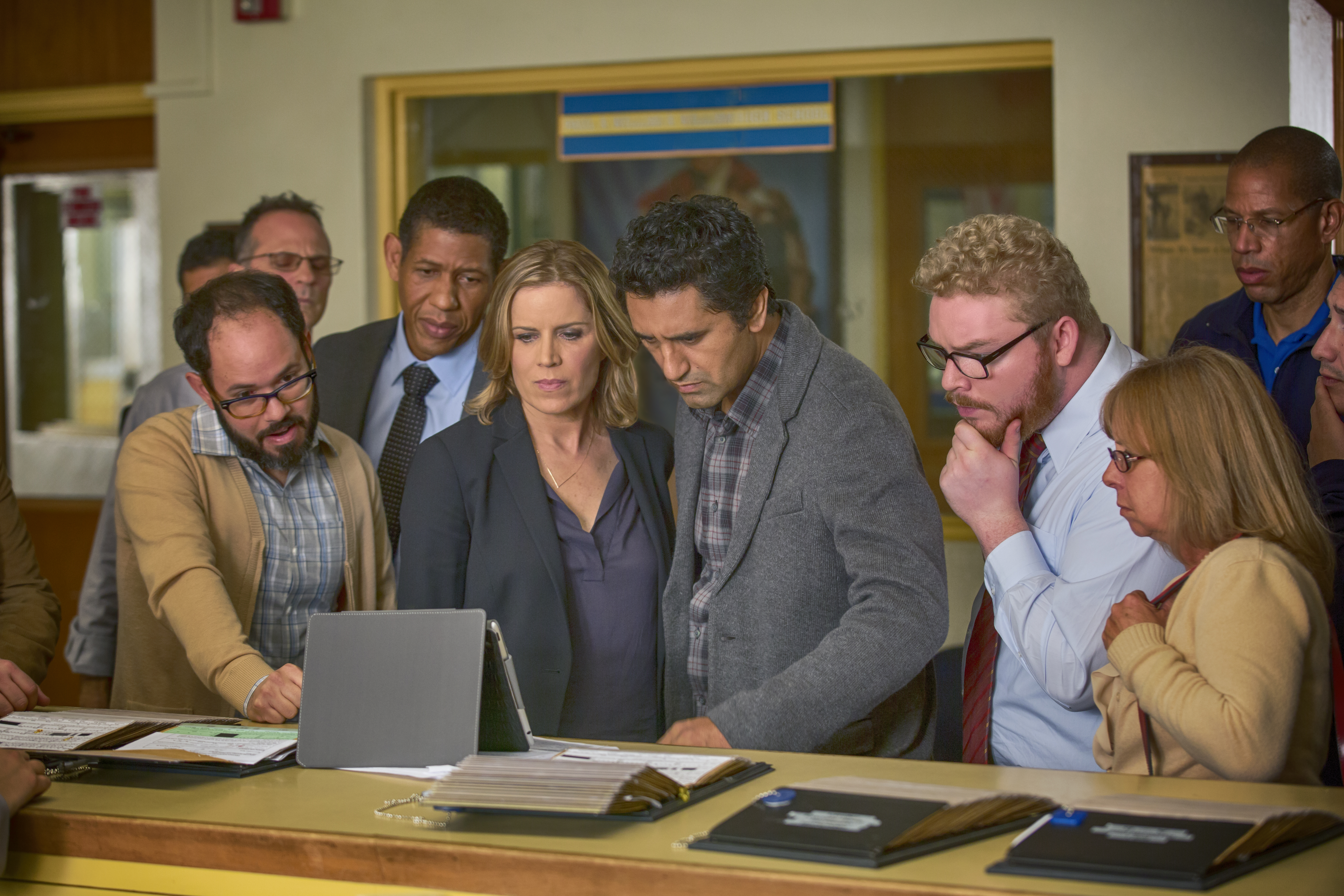 Still of Cliff Curtis, Kim Dickens and Scott Lawrence in Fear the Walking Dead (2015)