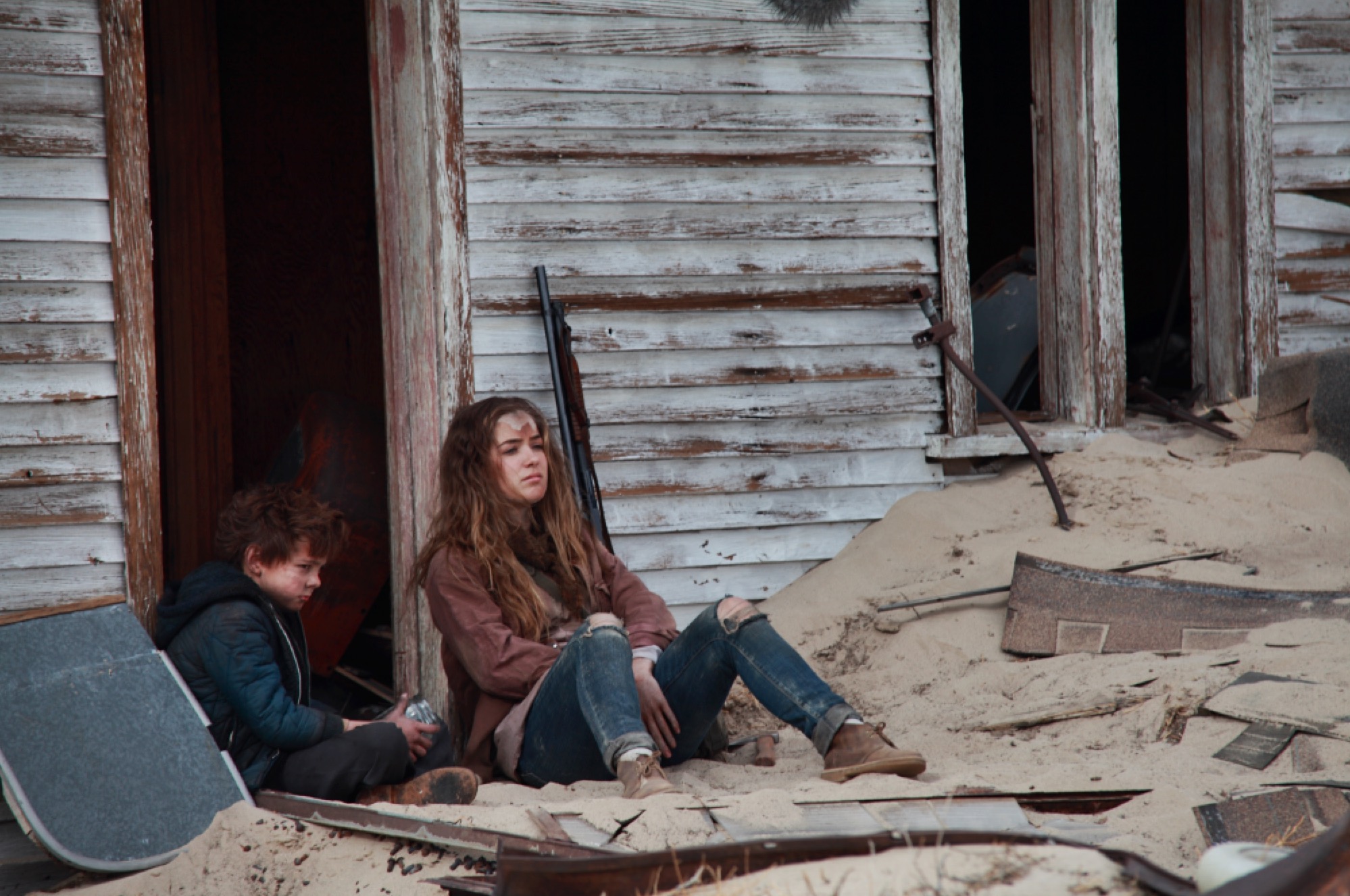 Still of Max Charles and Haley Lu Richardson in The Last Survivors (2014)