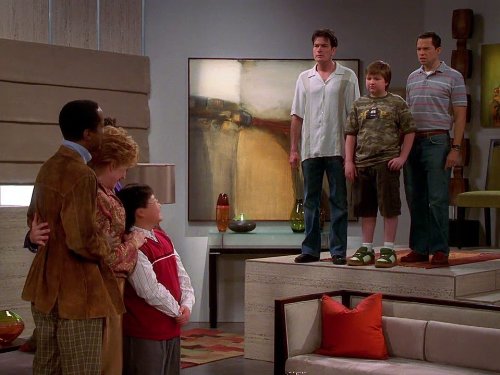 Still of Charlie Sheen, Jon Cryer, Angus T. Jones, Holland Taylor, Wayne Wilderson and Austin Lee in Two and a Half Men (2003)