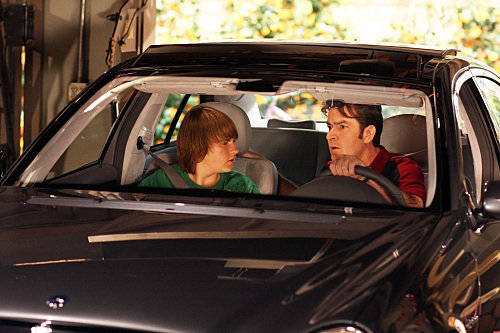 Still of Charlie Sheen and Angus T. Jones in Two and a Half Men (2003)