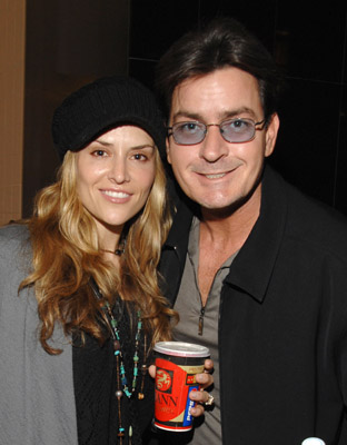 Charlie Sheen and Brooke Mueller at event of Saw IV (2007)