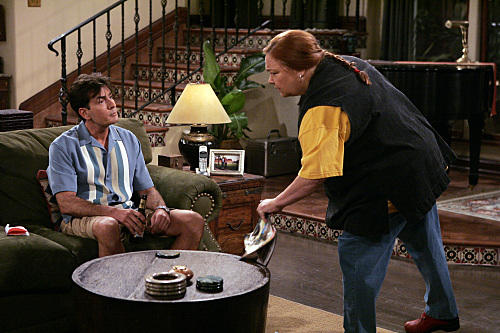 Still of Charlie Sheen and Conchata Ferrell in Two and a Half Men (2003)