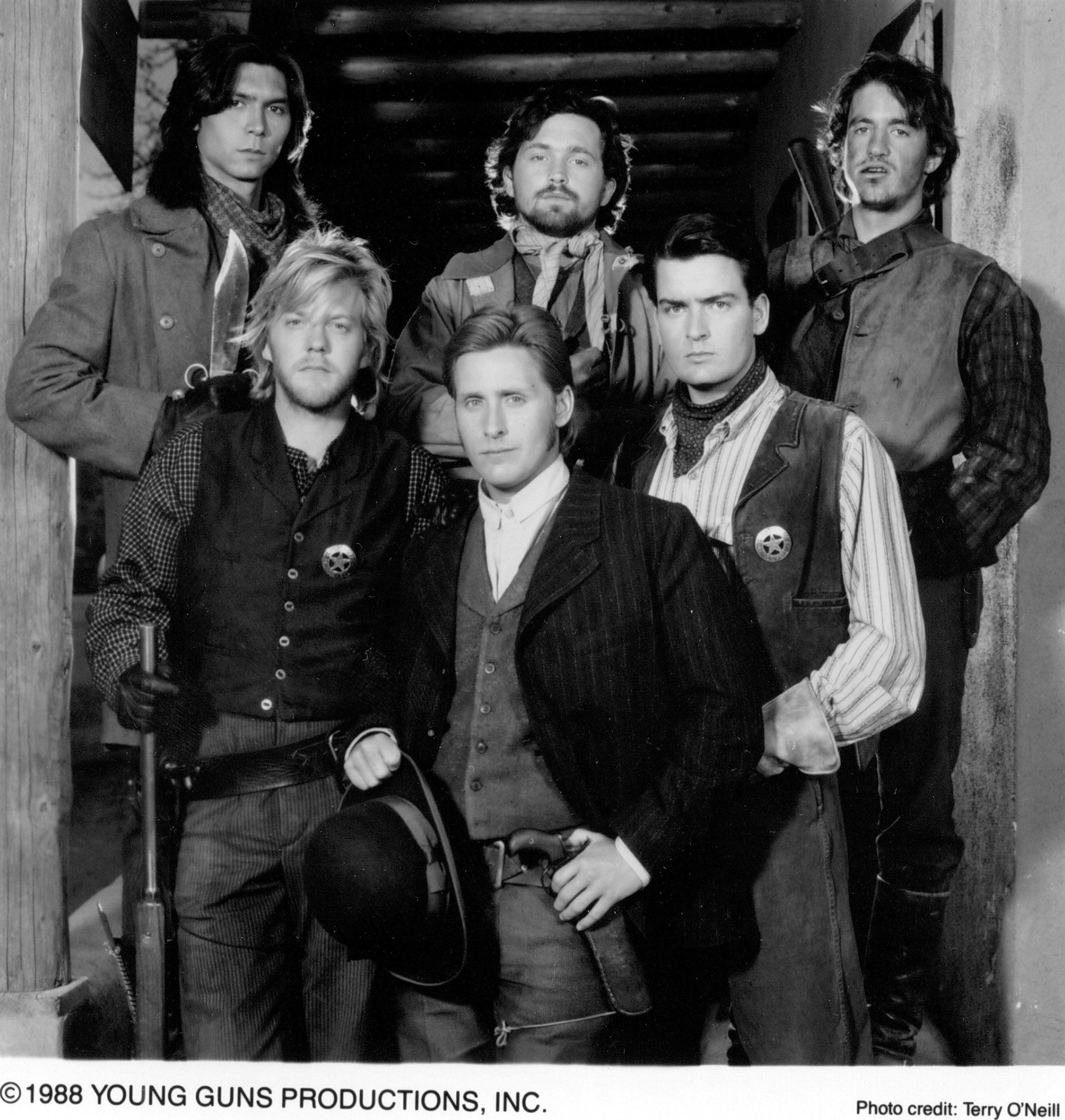 Still of Charlie Sheen, Emilio Estevez, Dermot Mulroney, Kiefer Sutherland, Lou Diamond Phillips and Casey Siemaszko in Young Guns (1988)