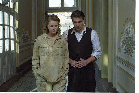 Daniele Liotti and Andrea Osvárt in Il bell'Antonio (2005)