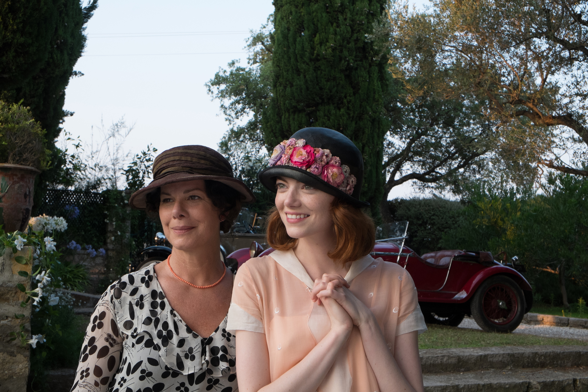 Still of Marcia Gay Harden and Emma Stone in Menesienos magija (2014)