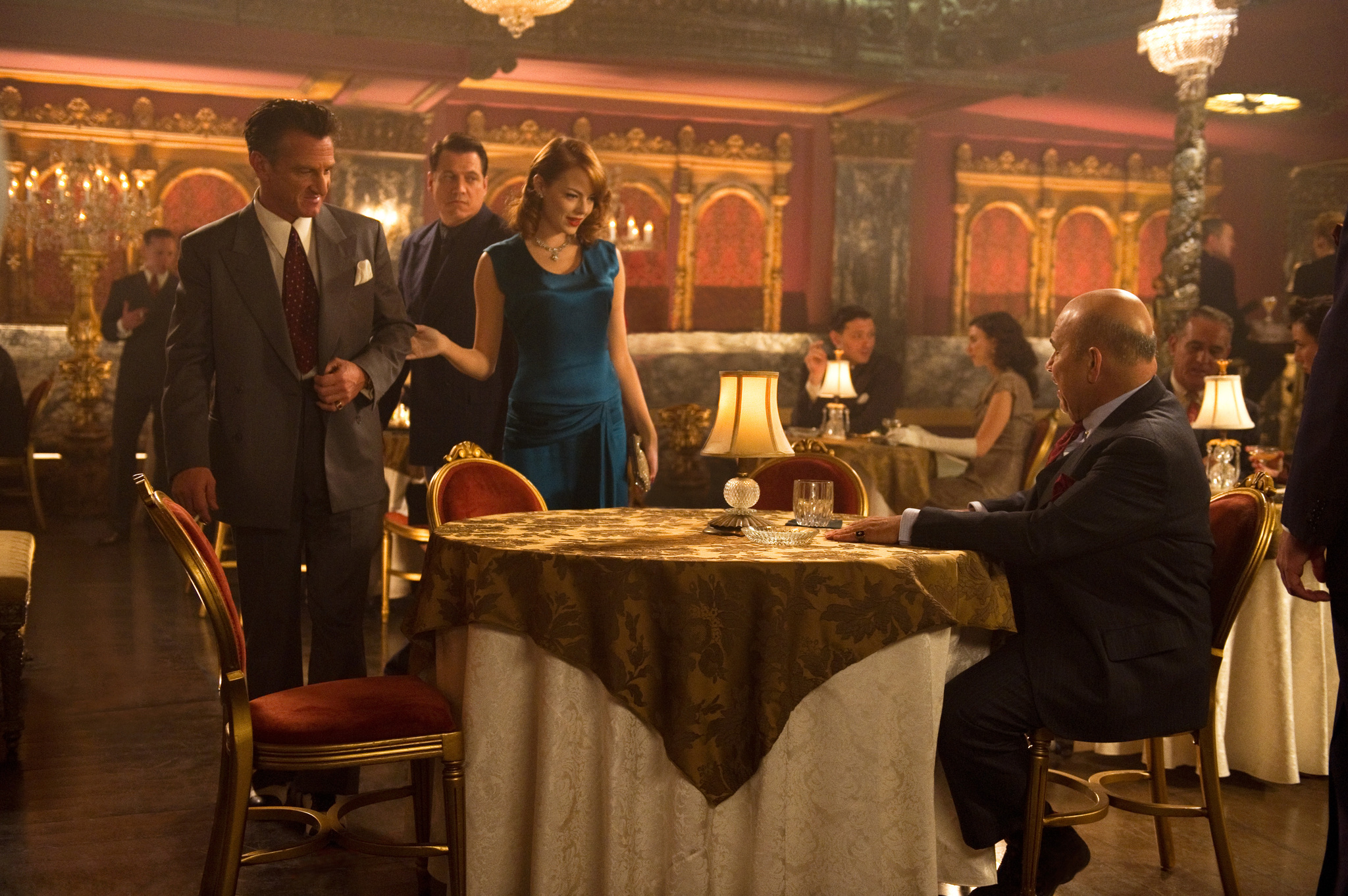 Still of Sean Penn, Holt McCallany, Jon Polito and Emma Stone in Gangsteriu medziotojai (2013)