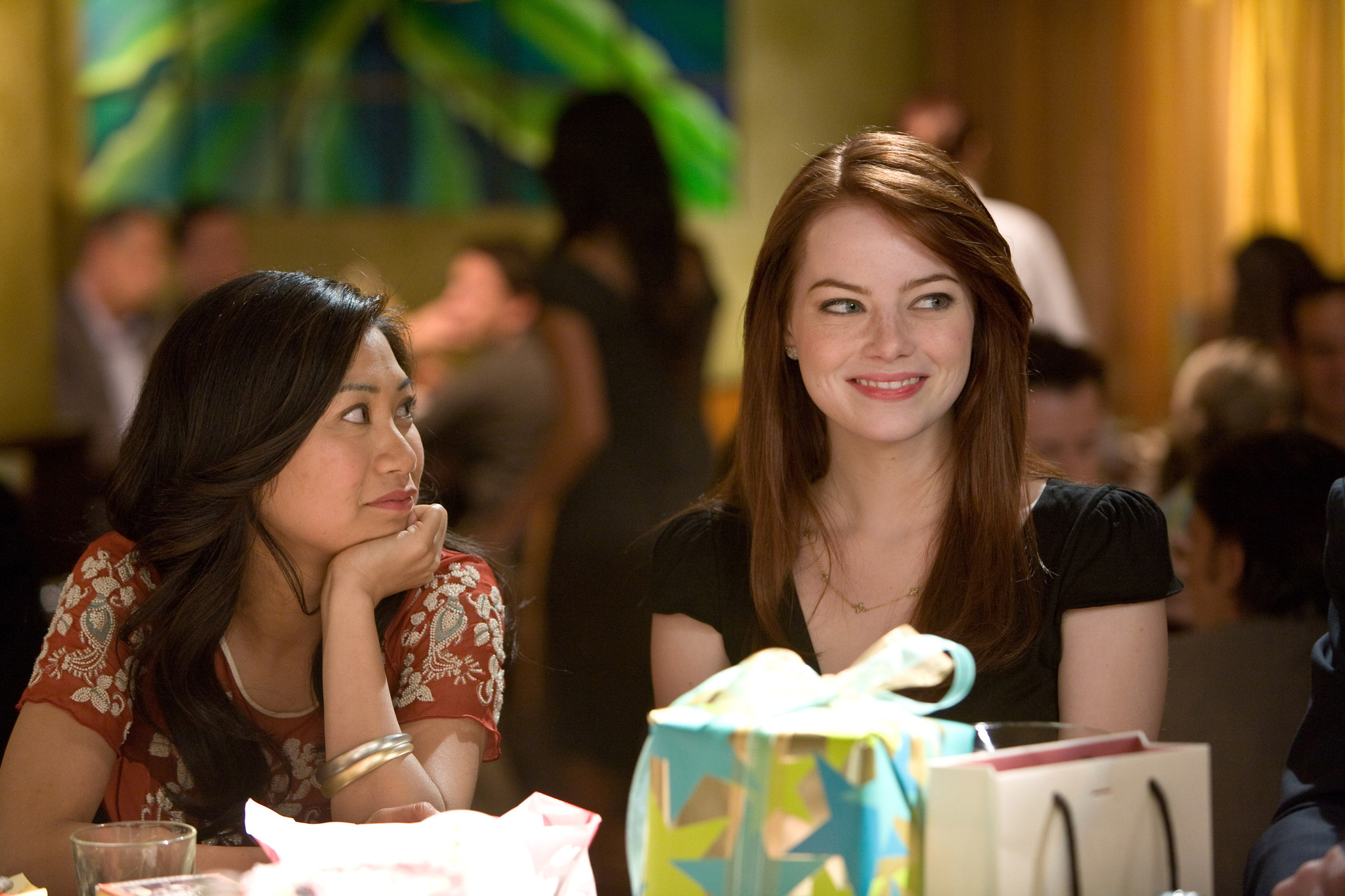 Still of Liza Lapira and Emma Stone in Kvaila, beprotiska meile (2011)