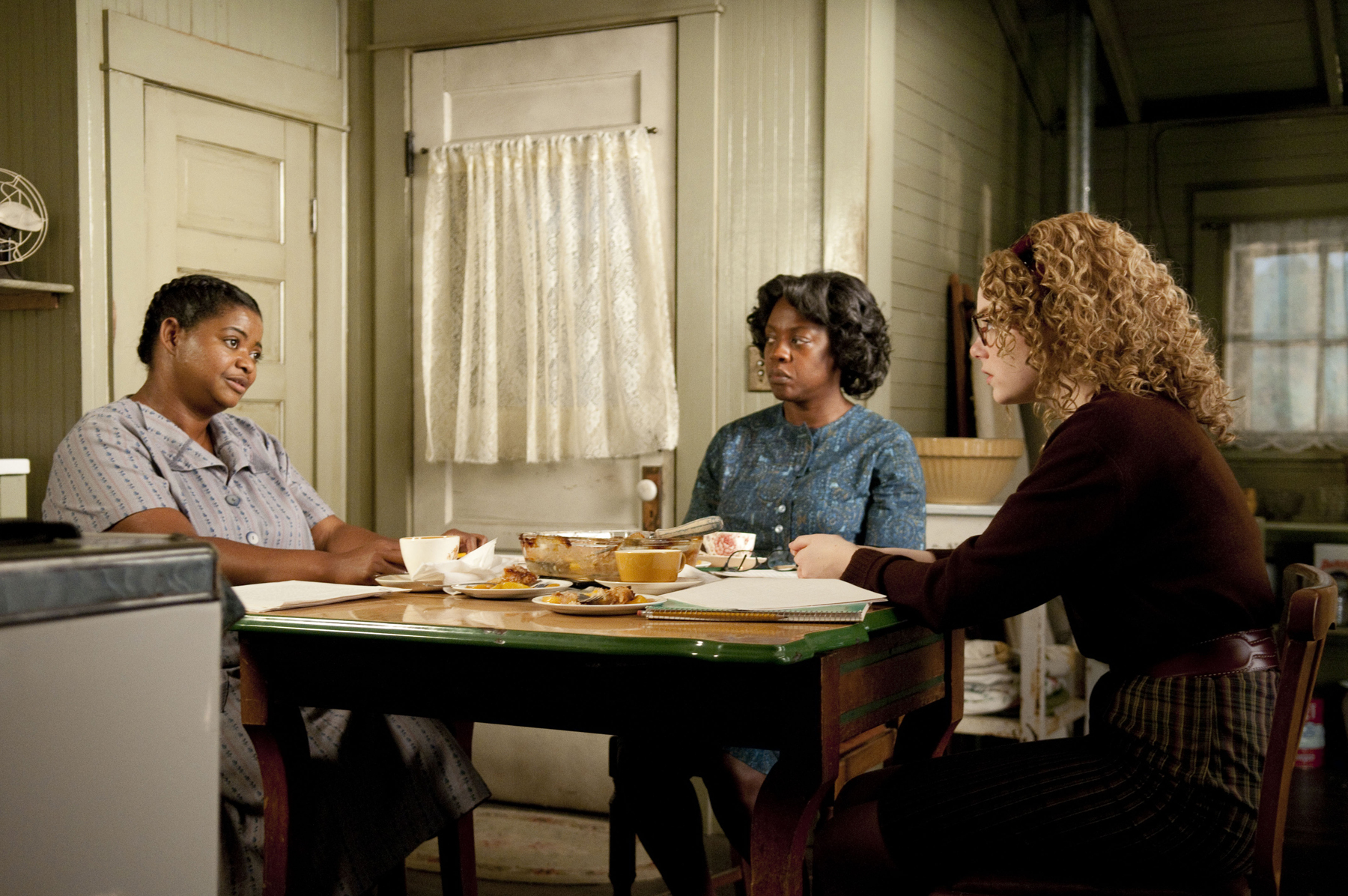 Still of Viola Davis, Octavia Spencer and Emma Stone in Tarnaite (2011)