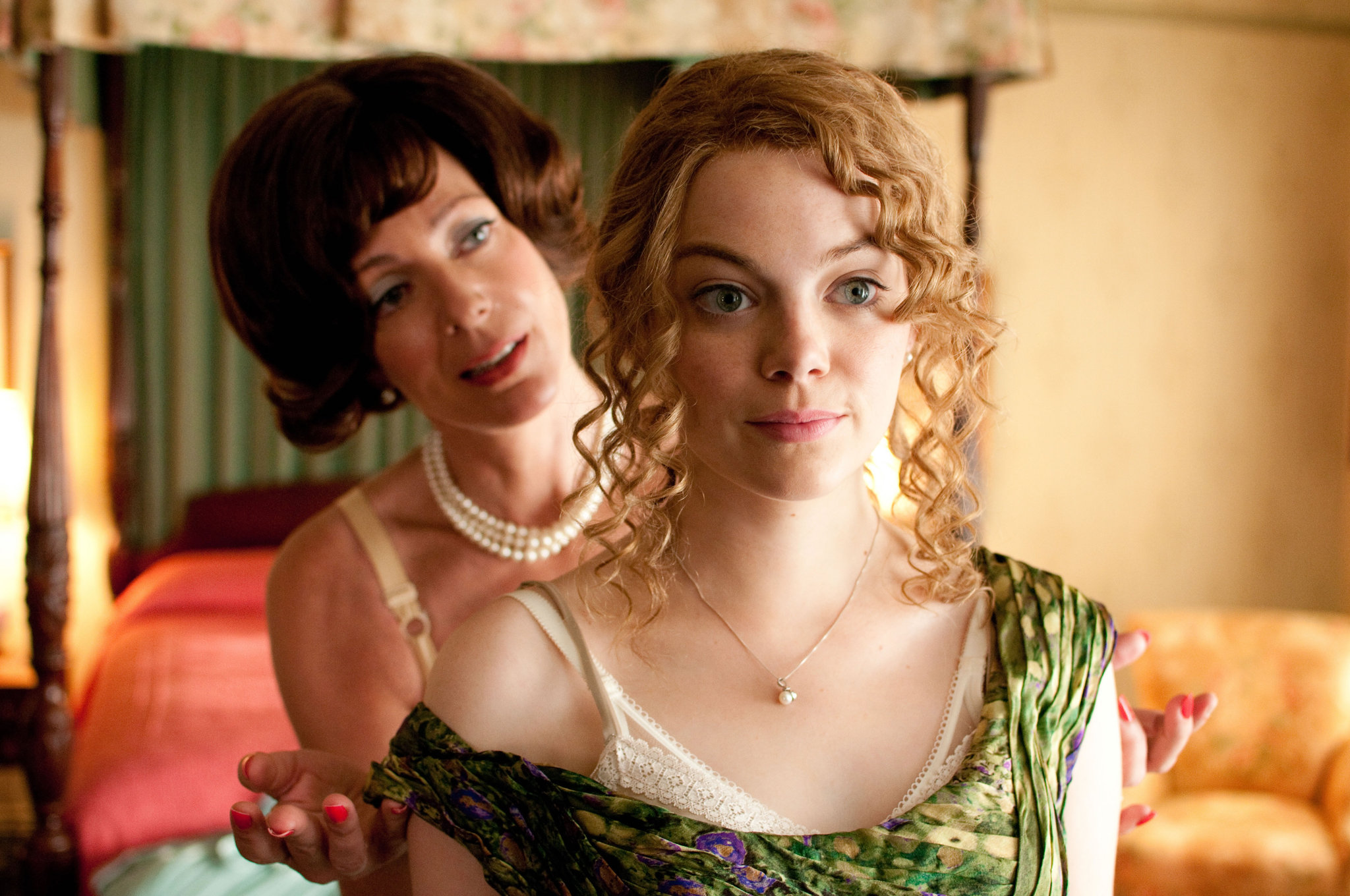 Still of Allison Janney and Emma Stone in Tarnaite (2011)