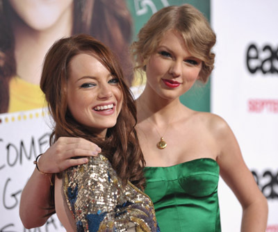 Emma Stone and Taylor Swift at event of Easy A (2010)