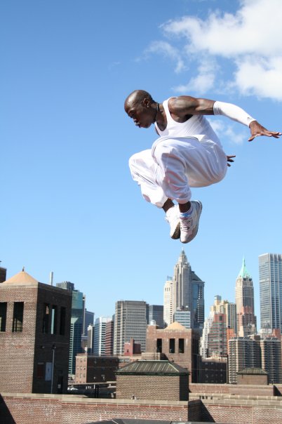 Cali freerunning on NYC's roof tops