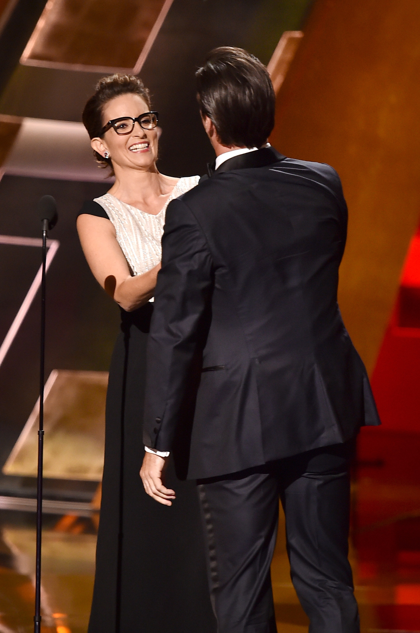 Tina Fey and Jon Hamm at event of The 67th Primetime Emmy Awards (2015)