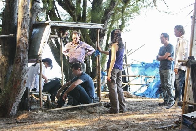 Still of Jeff Fahey, Yunjin Kim, Ken Leung and Zuleikha Robinson in Dinge (2004)