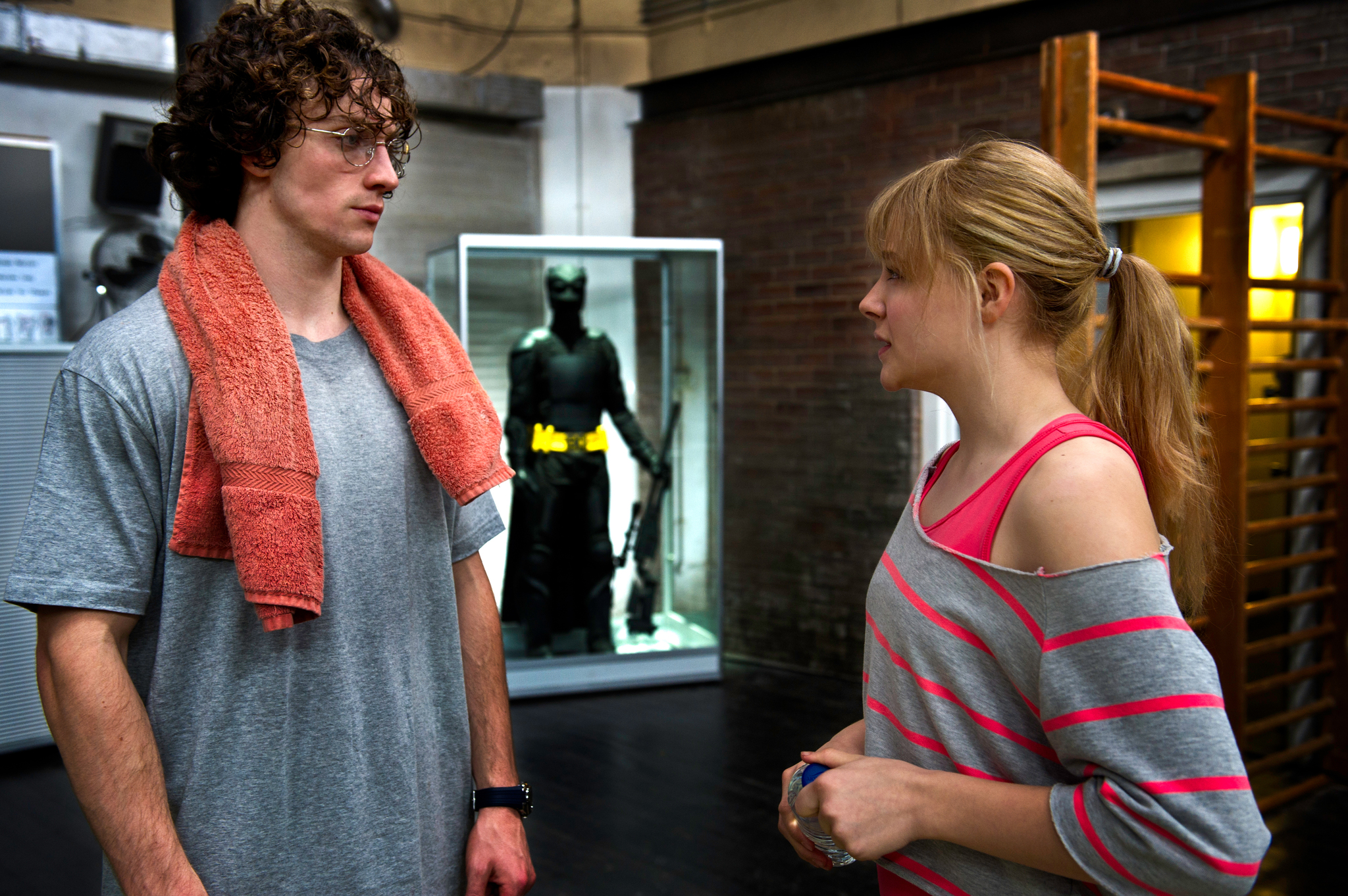 Still of Aaron Taylor-Johnson and Chloë Grace Moretz in Smugis zemiau juostos (2013)