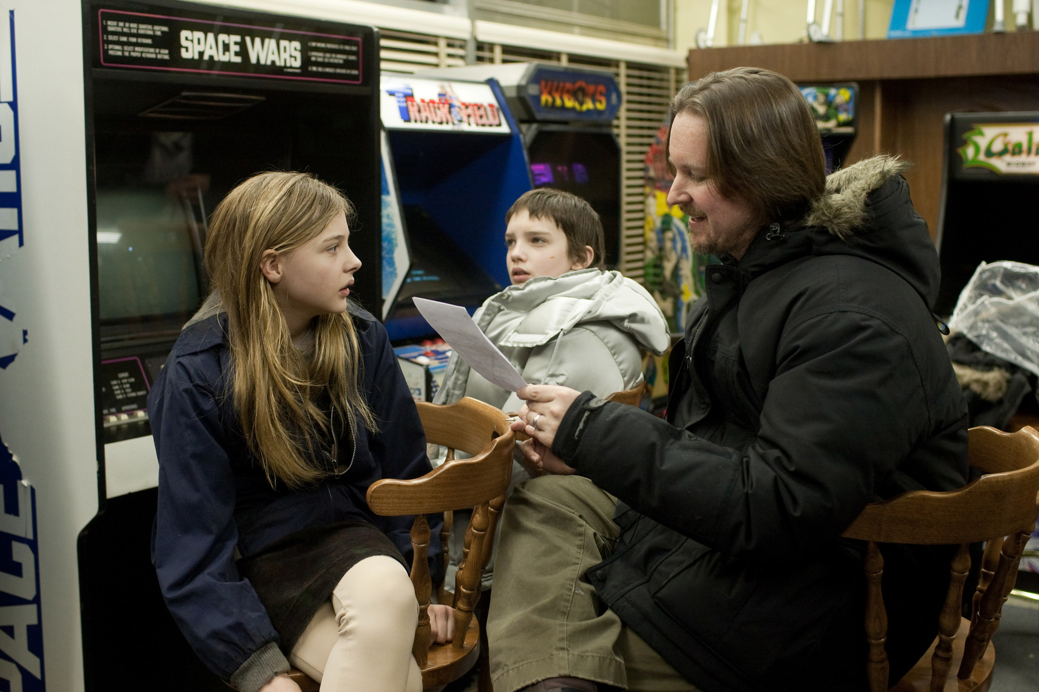 Still of Matt Reeves, Chloë Grace Moretz and Kodi Smit-McPhee in Let Me In (2010)