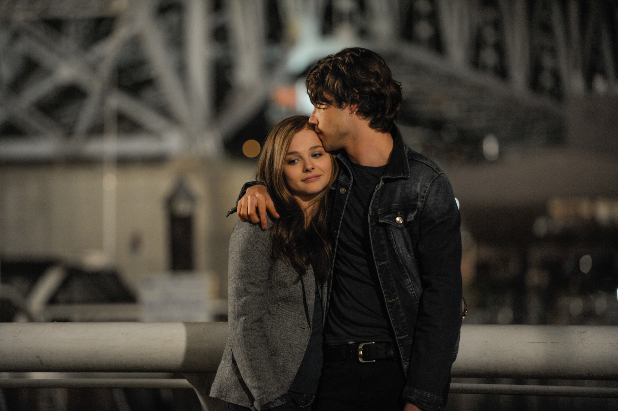 Still of Chloë Grace Moretz and Jamie Blackley in Jei pasilikciau (2014)