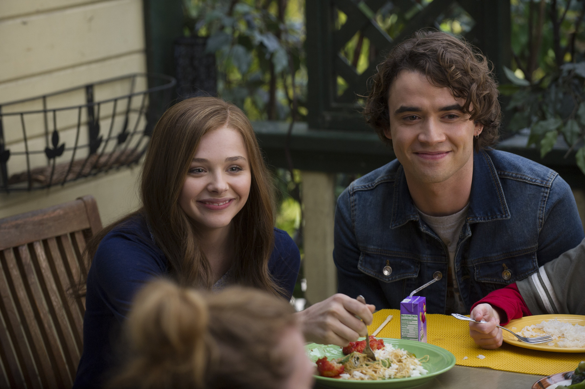 Still of Chloë Grace Moretz and Jamie Blackley in Jei pasilikciau (2014)