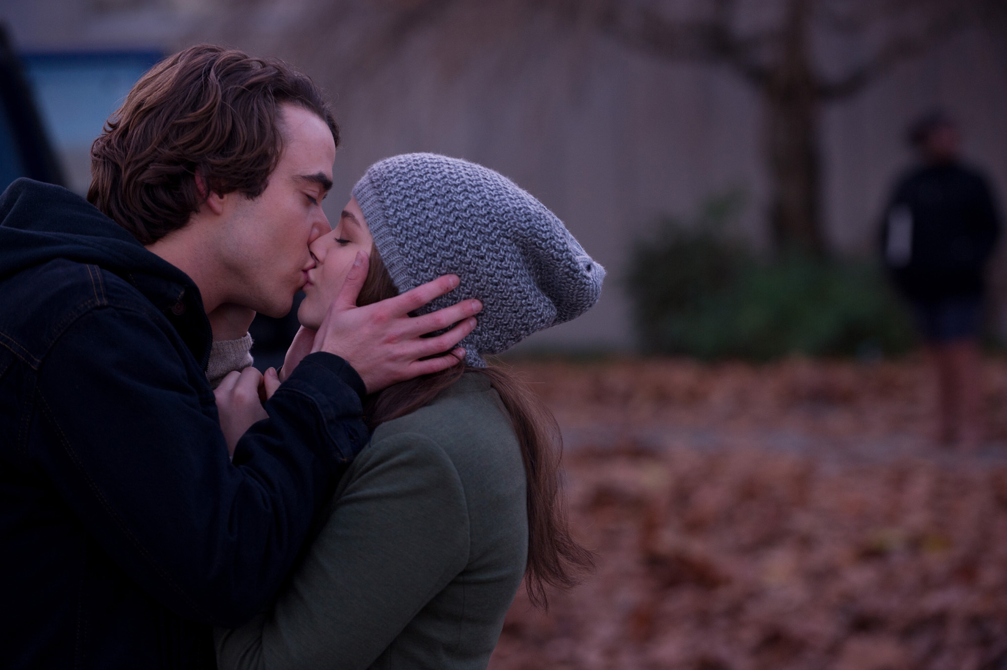 Still of Chloë Grace Moretz and Jamie Blackley in Jei pasilikciau (2014)